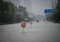 鄭州市民朋友們，暴雨期間請注意留意警示標(biāo)志牌！